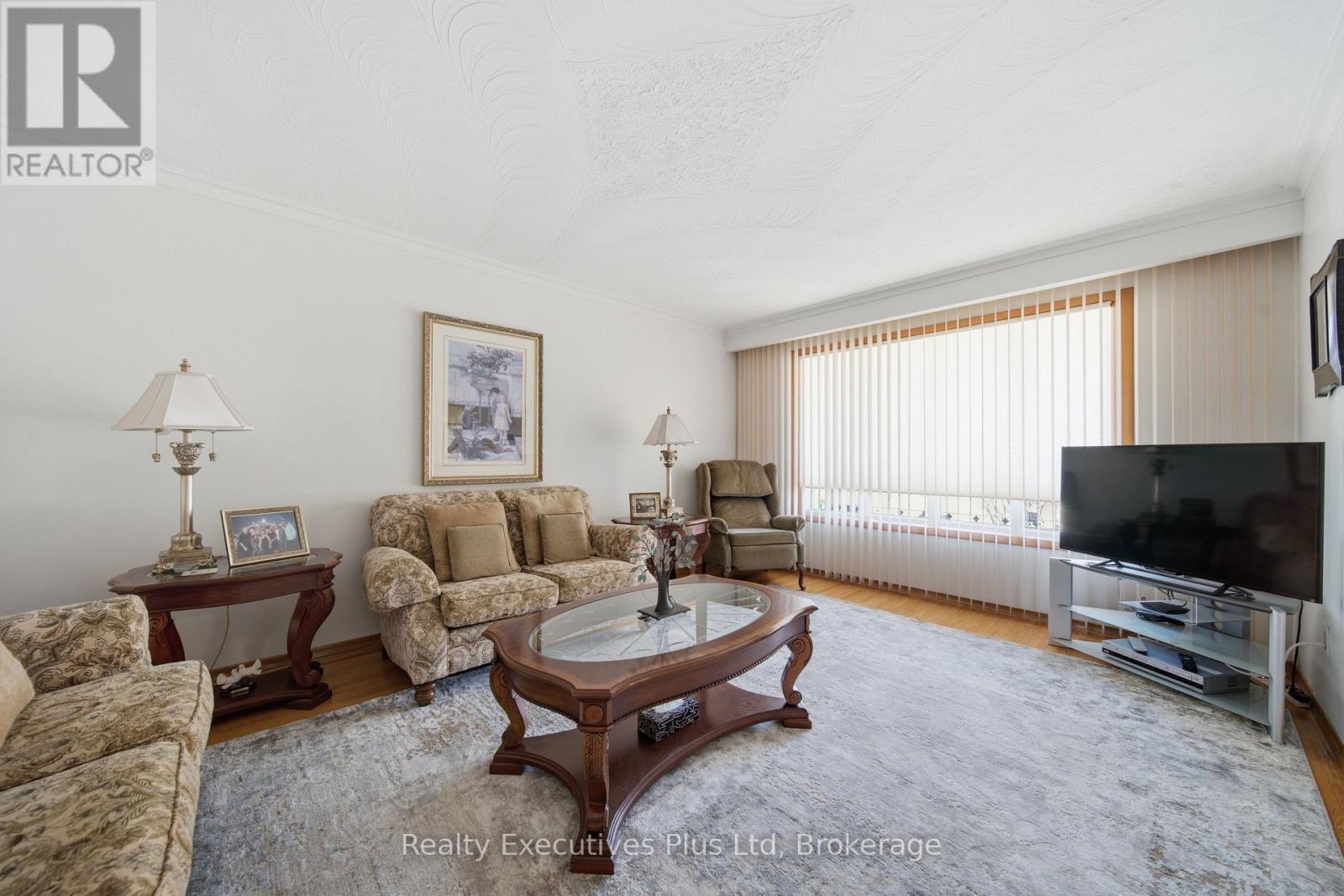 115 Cassino Avenue, Guelph (Grange Road), ON - Indoor Photo Showing Living Room
