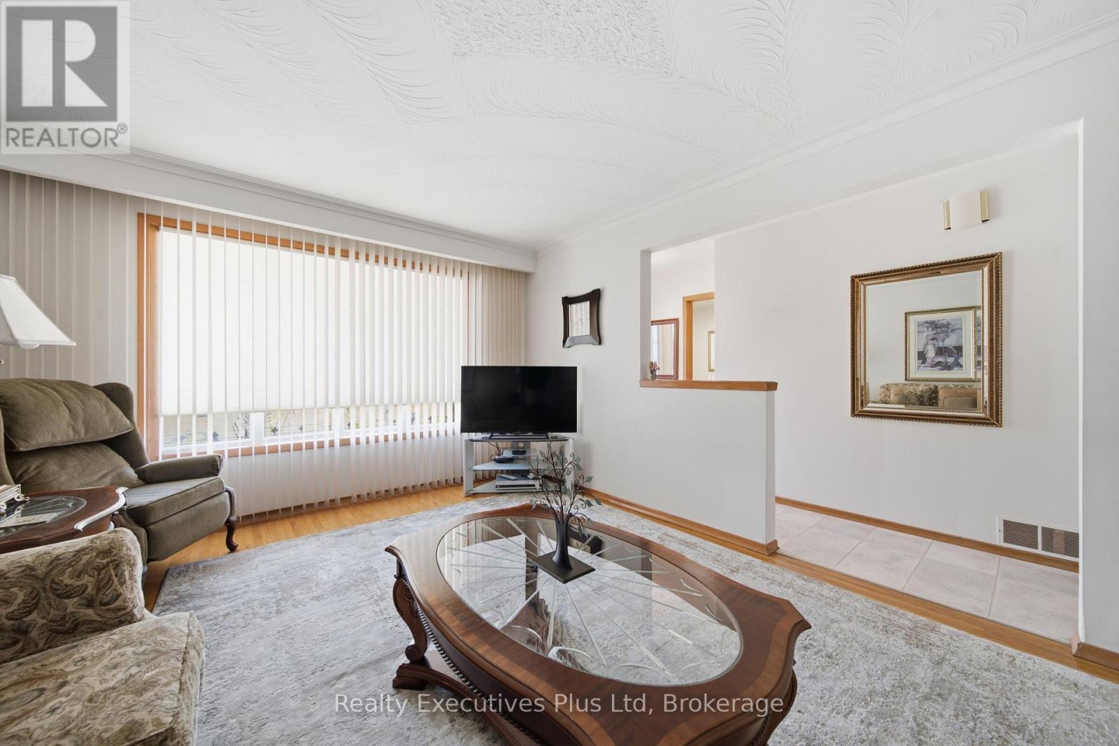 115 Cassino Avenue, Guelph (Grange Road), ON - Indoor Photo Showing Living Room