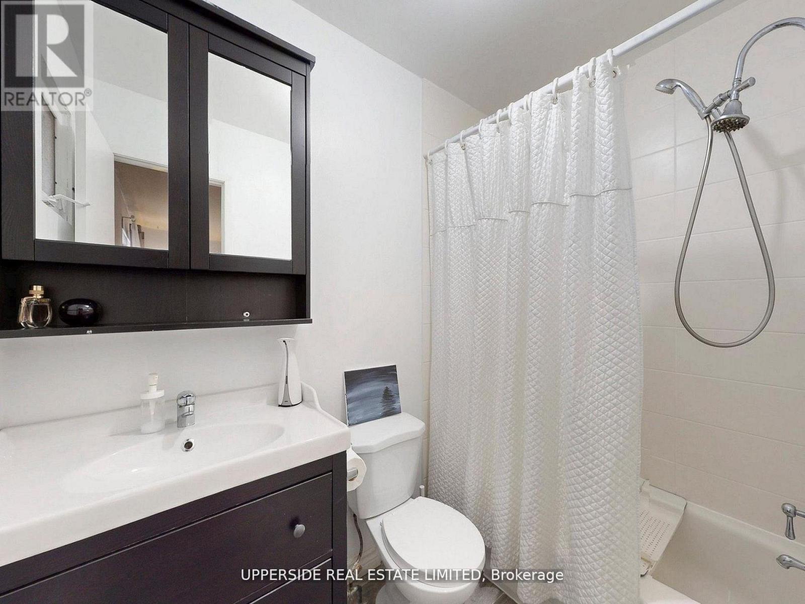 64 Colleen Street, Vaughan, ON - Indoor Photo Showing Bathroom