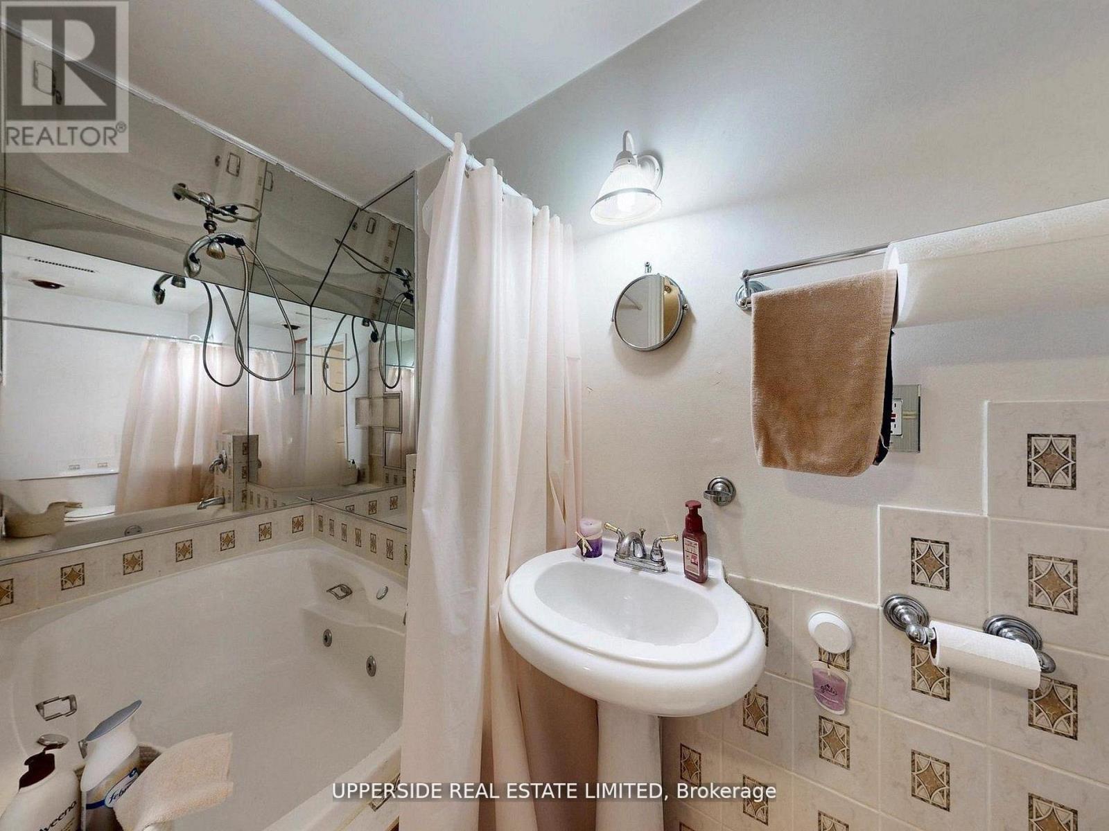 64 Colleen Street, Vaughan, ON - Indoor Photo Showing Bathroom