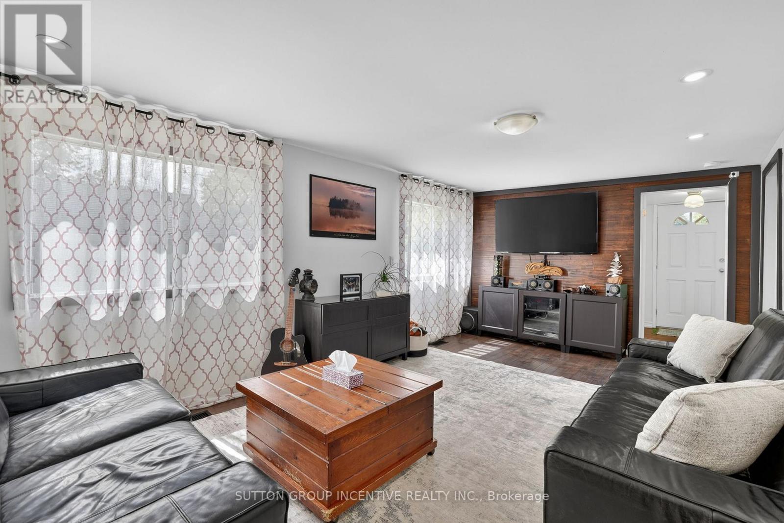 191 Ways Bay Drive, Georgina, ON - Indoor Photo Showing Living Room