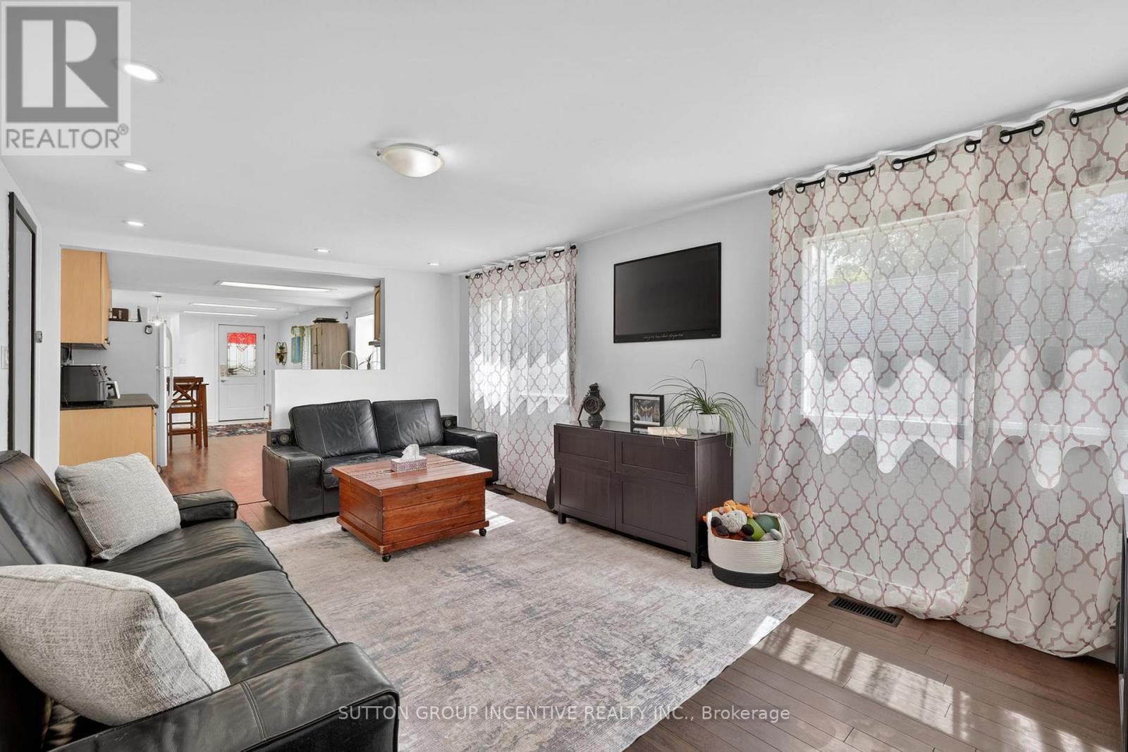 191 Ways Bay Drive, Georgina, ON - Indoor Photo Showing Living Room
