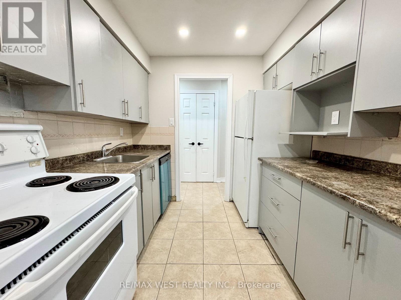 709 - 3533 Derry Road E, Mississauga, ON - Indoor Photo Showing Kitchen