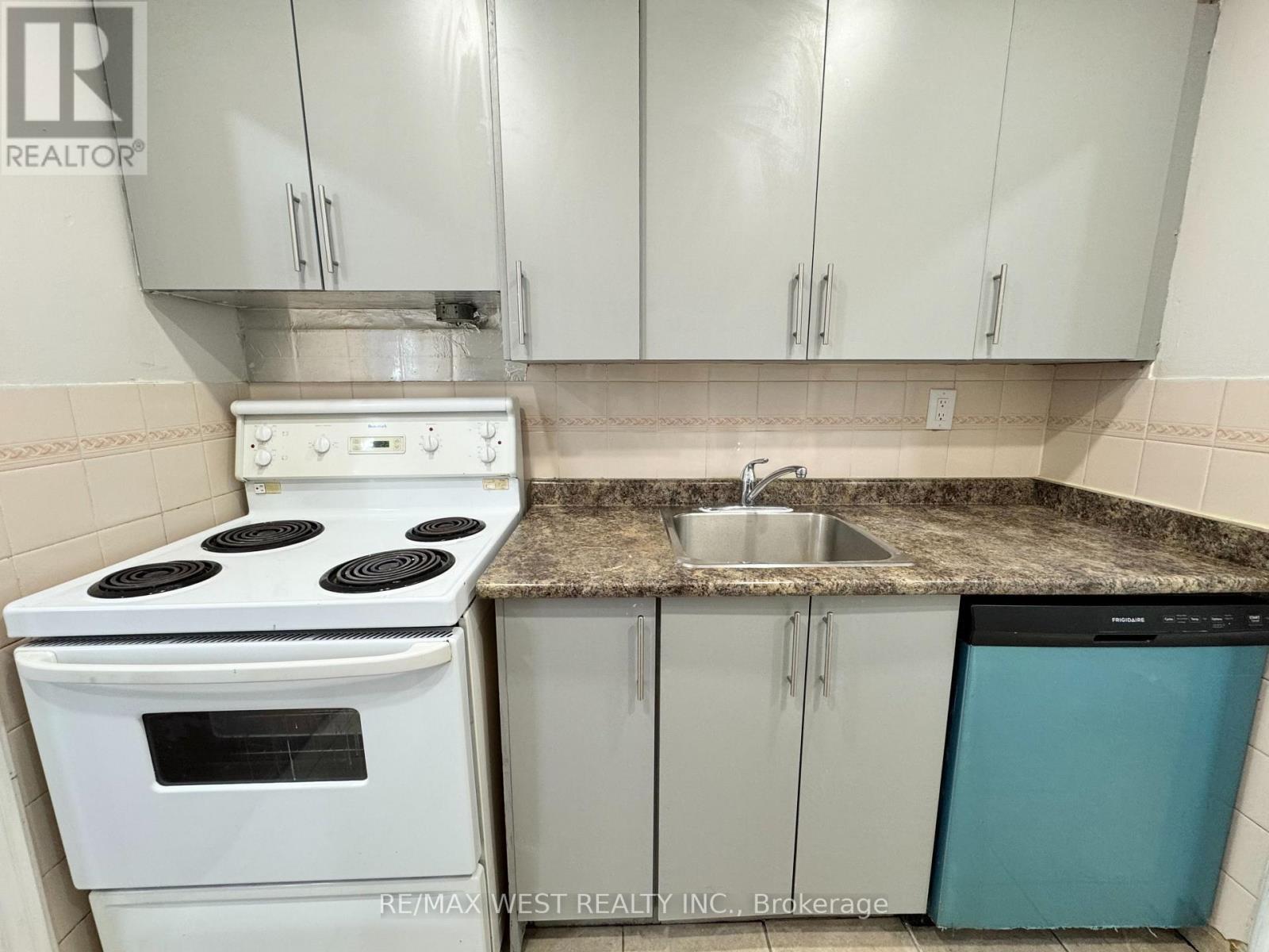 709 - 3533 Derry Road E, Mississauga, ON - Indoor Photo Showing Kitchen
