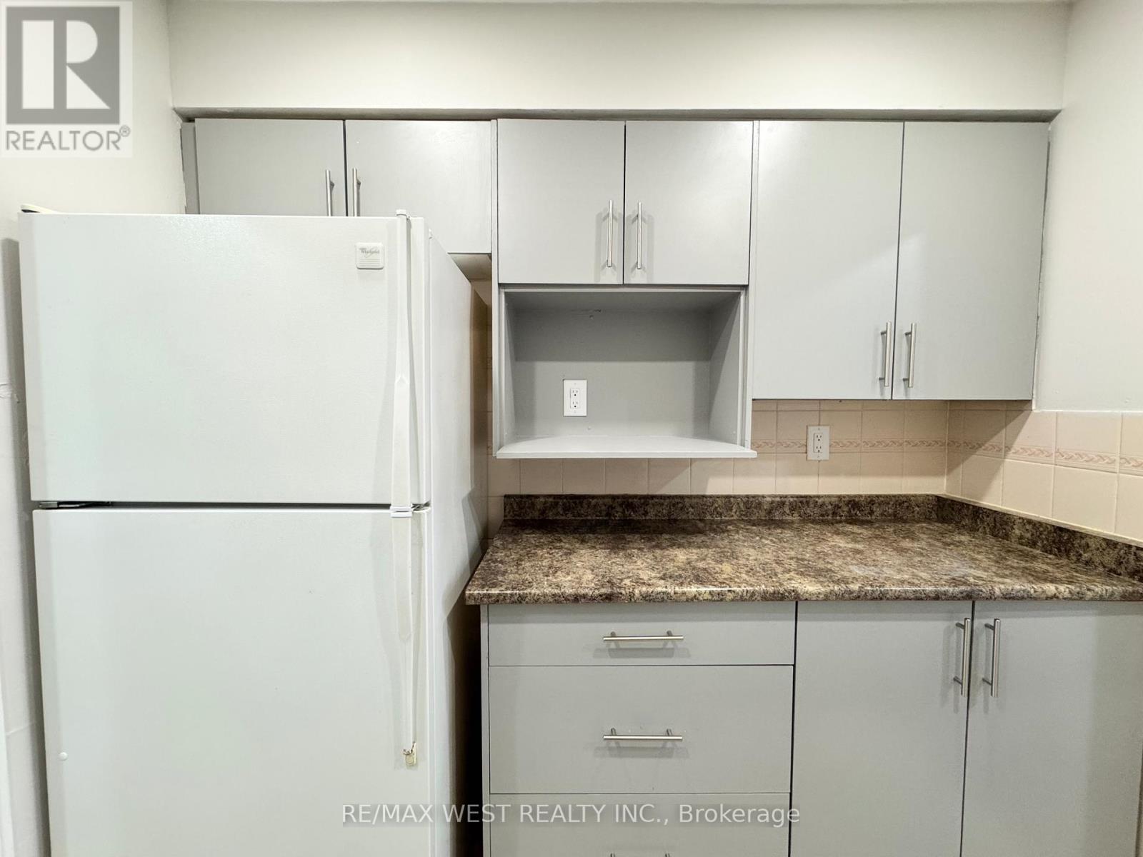 709 - 3533 Derry Road E, Mississauga, ON - Indoor Photo Showing Kitchen