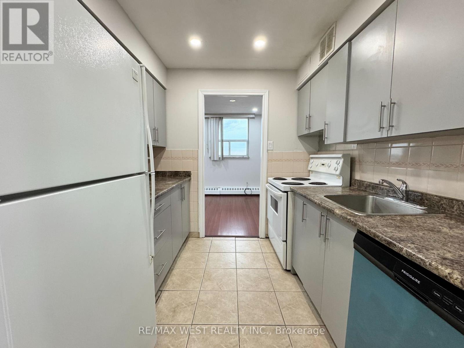 709 - 3533 Derry Road E, Mississauga, ON - Indoor Photo Showing Kitchen