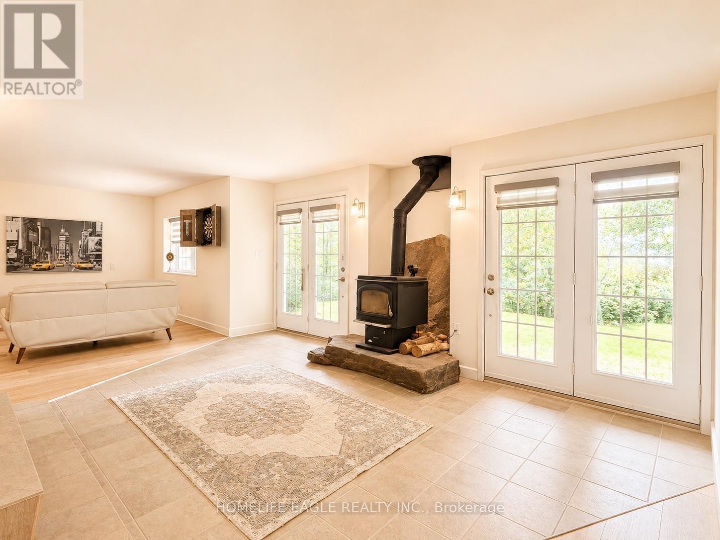 3 Northshore Drive, Parry Sound Remote Area, ON - Indoor Photo Showing Living Room