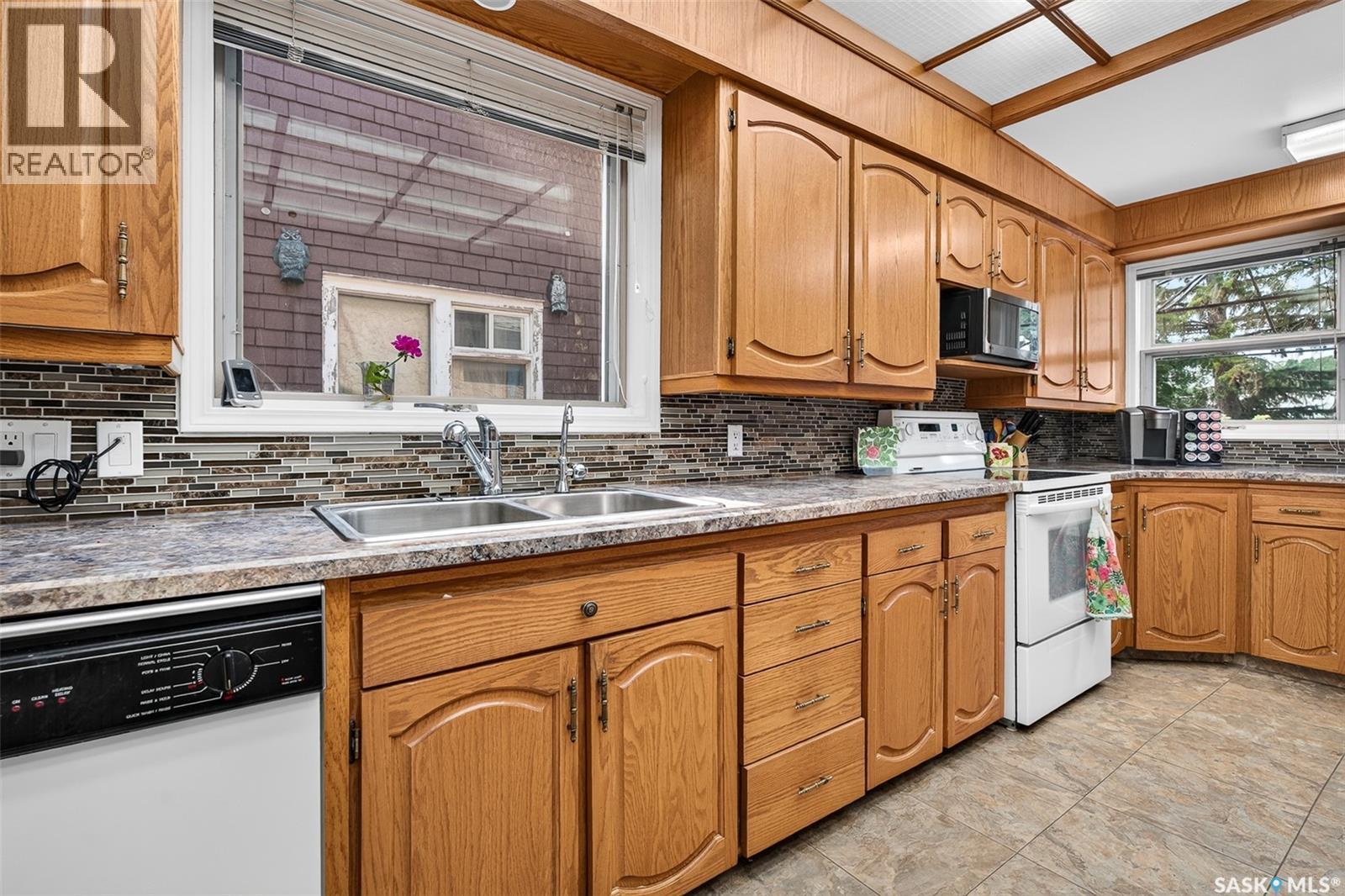 1188 2Nd Avenue Ne, Moose Jaw, SK - Indoor Photo Showing Kitchen With Double Sink