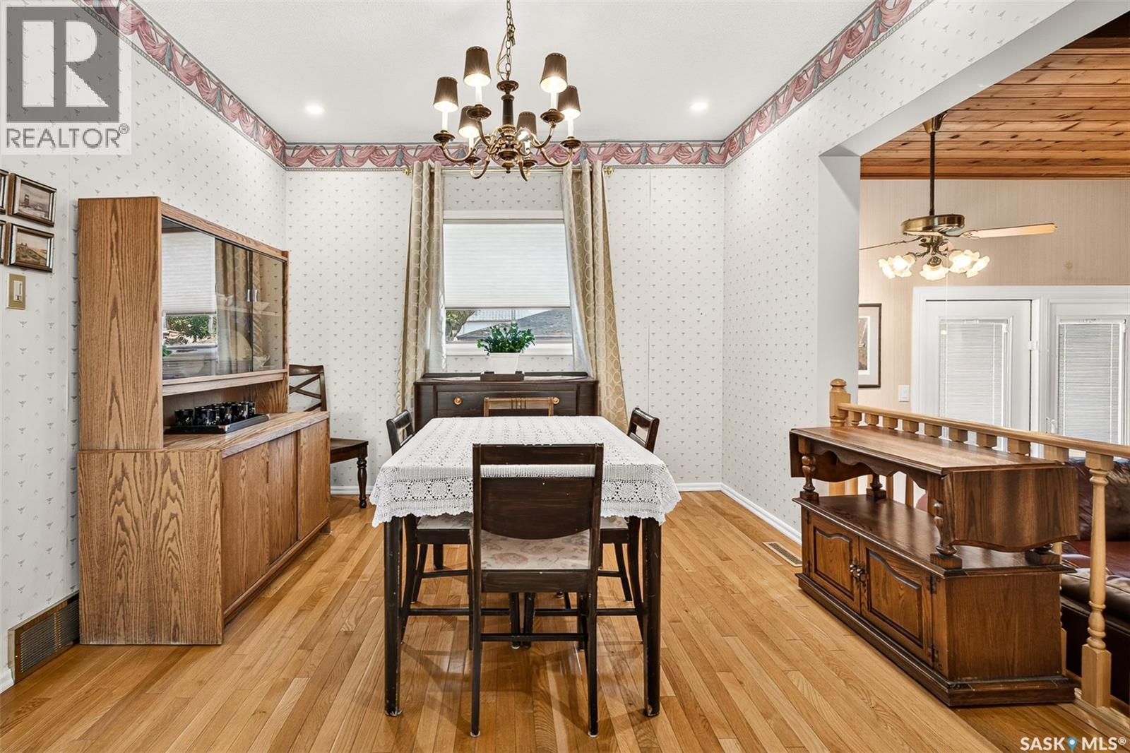 1188 2Nd Avenue Ne, Moose Jaw, SK - Indoor Photo Showing Dining Room