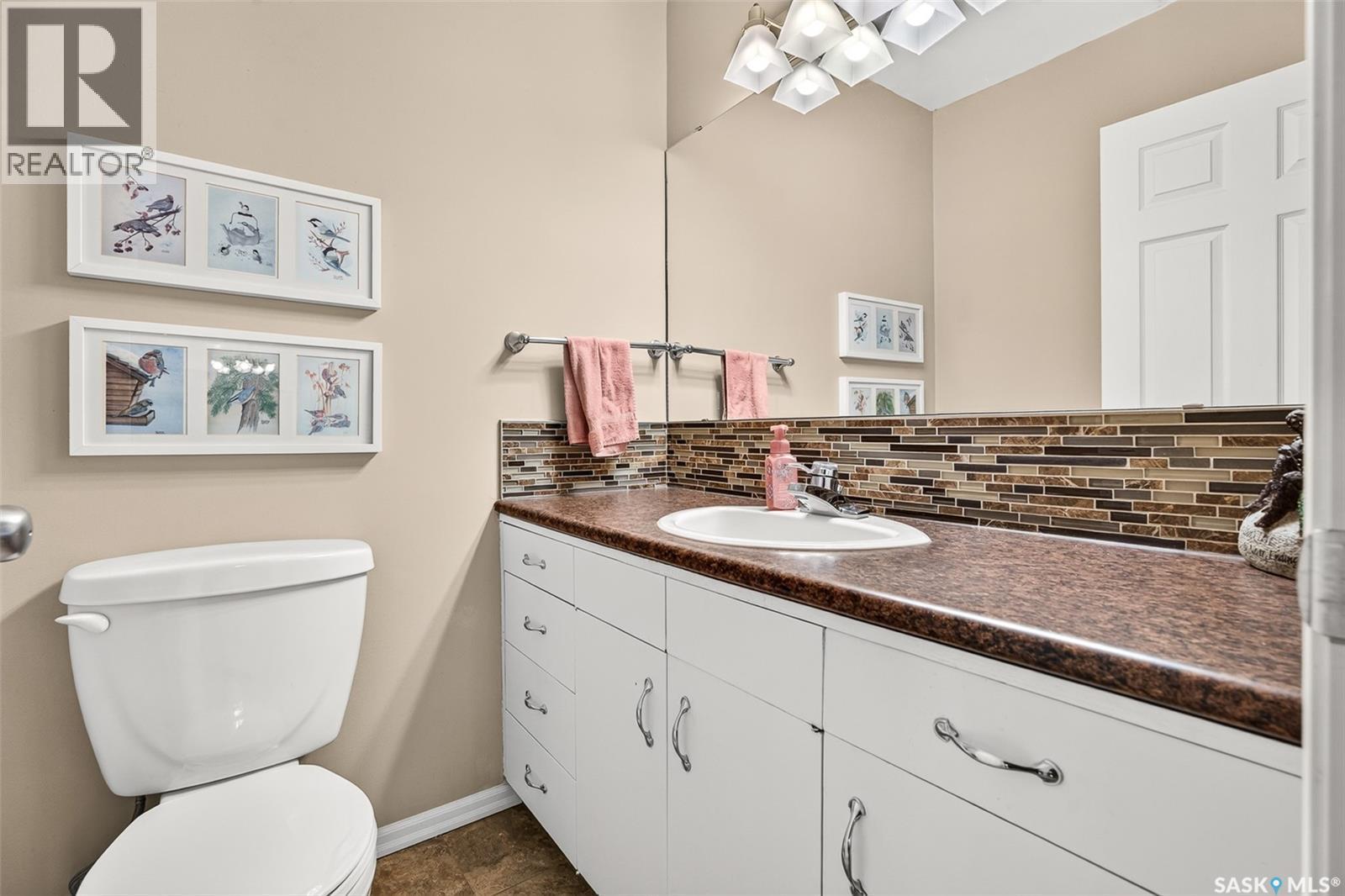 1188 2Nd Avenue Ne, Moose Jaw, SK - Indoor Photo Showing Bathroom