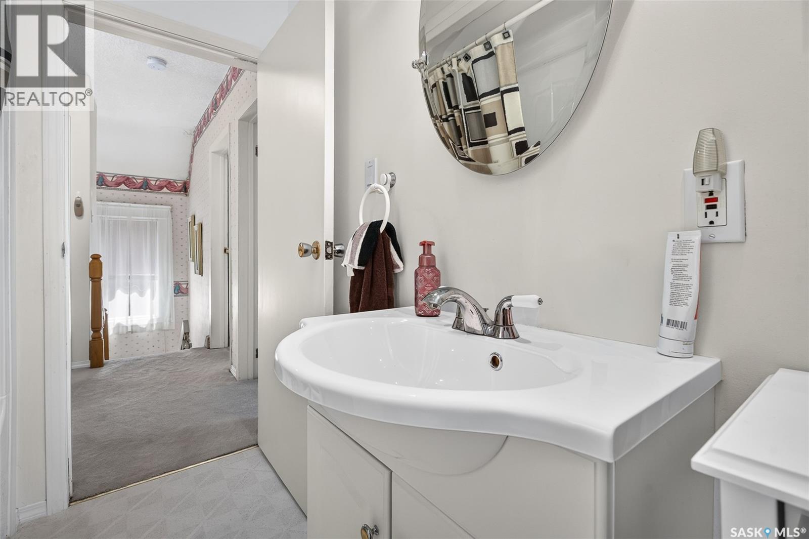 1188 2Nd Avenue Ne, Moose Jaw, SK - Indoor Photo Showing Bathroom