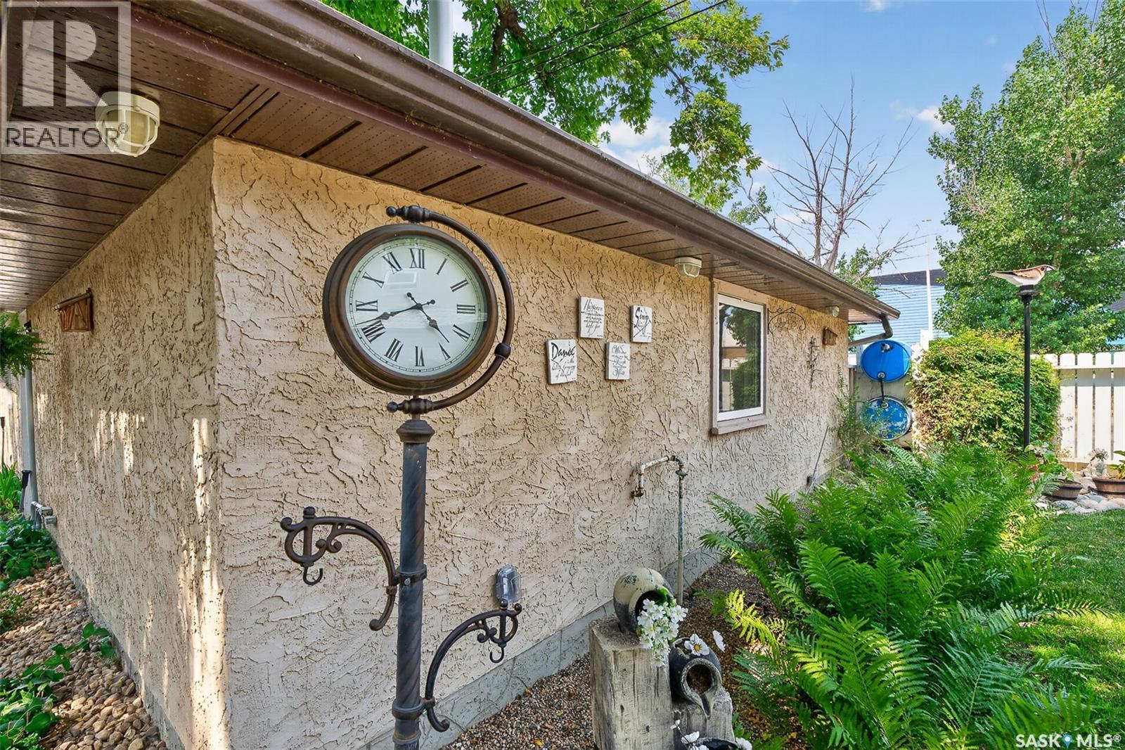 1188 2Nd Avenue Ne, Moose Jaw, SK - Outdoor