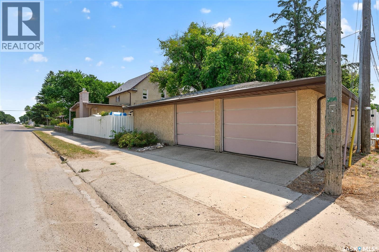 1188 2Nd Avenue Ne, Moose Jaw, SK - Outdoor