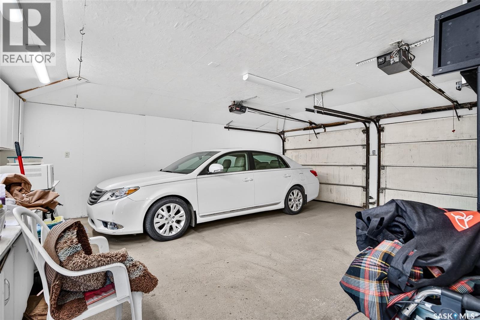 1188 2Nd Avenue Ne, Moose Jaw, SK - Indoor Photo Showing Garage