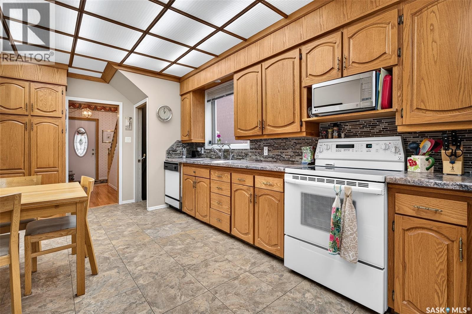 1188 2Nd Avenue Ne, Moose Jaw, SK - Indoor Photo Showing Kitchen With Double Sink