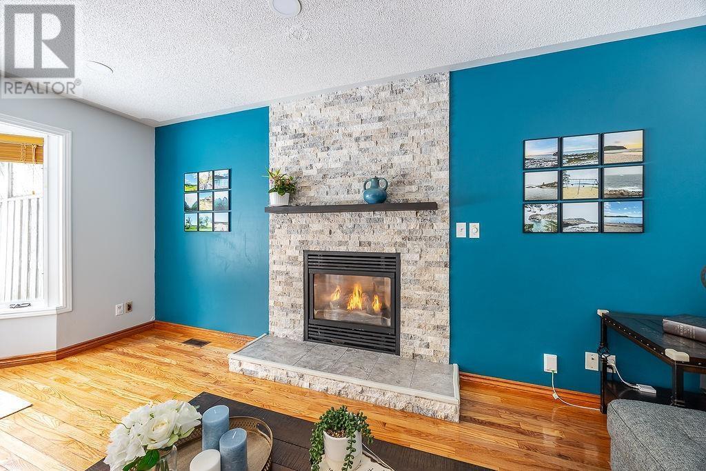 27 Plummer Ct, Sault Ste. Marie, ON - Indoor Photo Showing Living Room With Fireplace