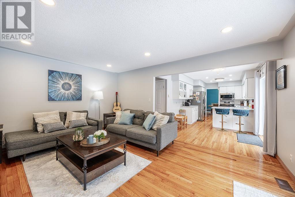 27 Plummer Ct, Sault Ste. Marie, ON - Indoor Photo Showing Living Room