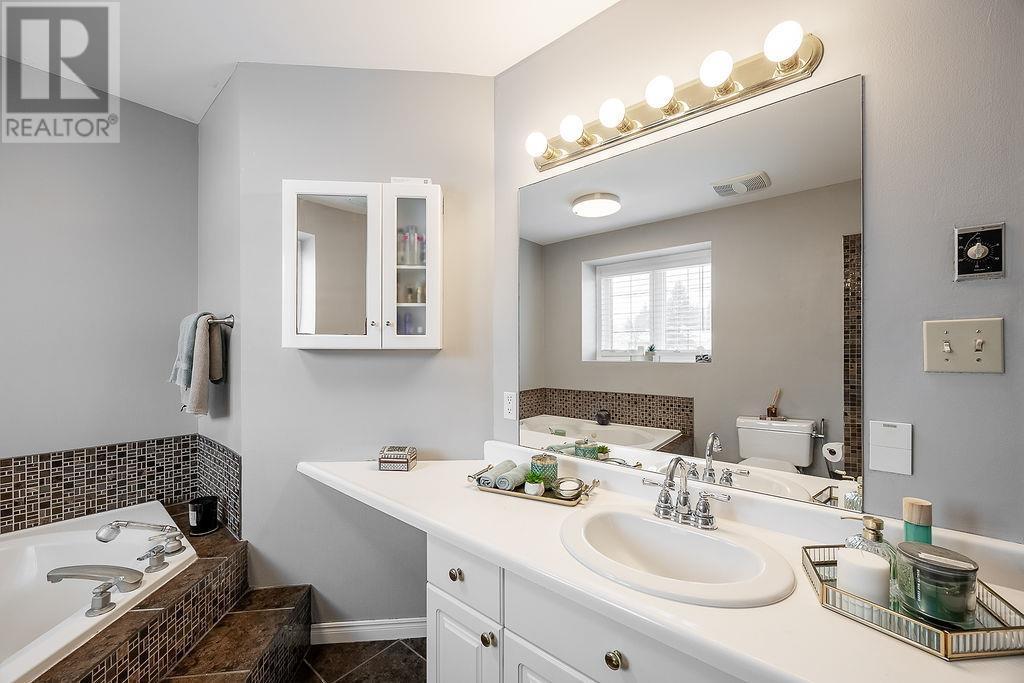 27 Plummer Ct, Sault Ste. Marie, ON - Indoor Photo Showing Bathroom