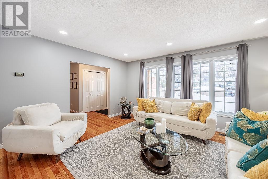 27 Plummer Ct, Sault Ste. Marie, ON - Indoor Photo Showing Living Room