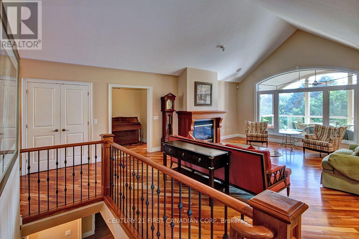 581 Plane Tree Drive, London North (North R), ON - Indoor Photo Showing Living Room With Fireplace