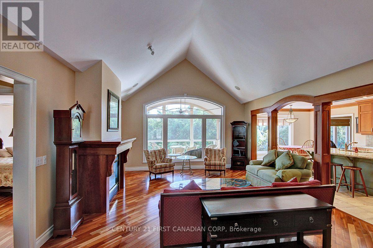 581 Plane Tree Drive, London North (North R), ON - Indoor Photo Showing Living Room