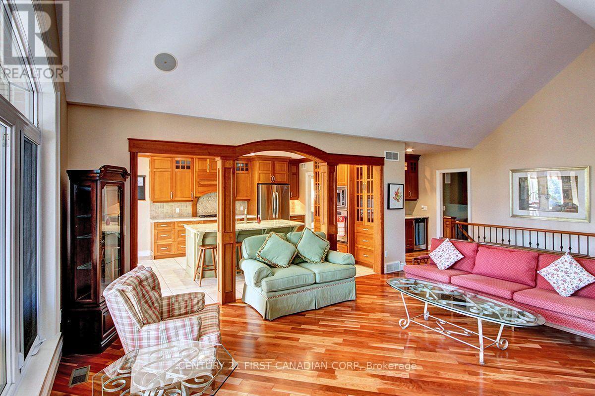 581 Plane Tree Drive, London North (North R), ON - Indoor Photo Showing Living Room