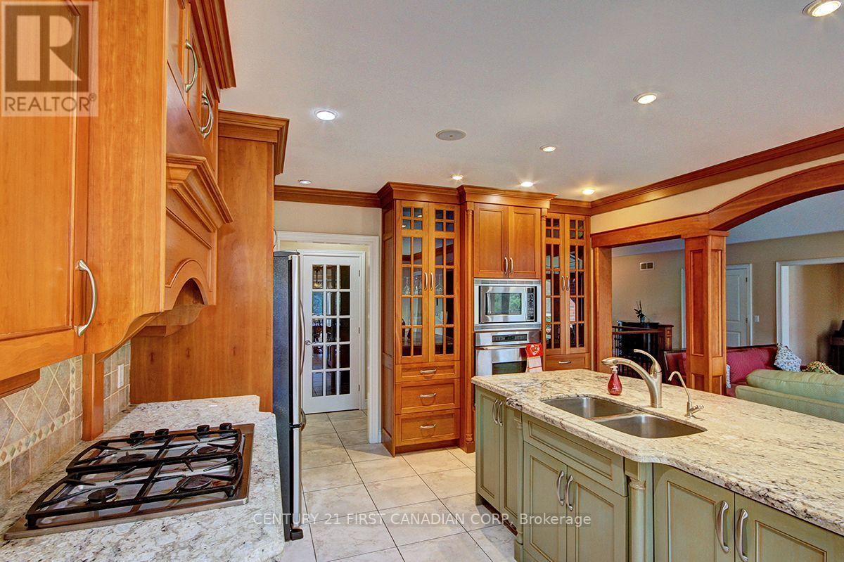 581 Plane Tree Drive, London North (North R), ON - Indoor Photo Showing Kitchen With Double Sink