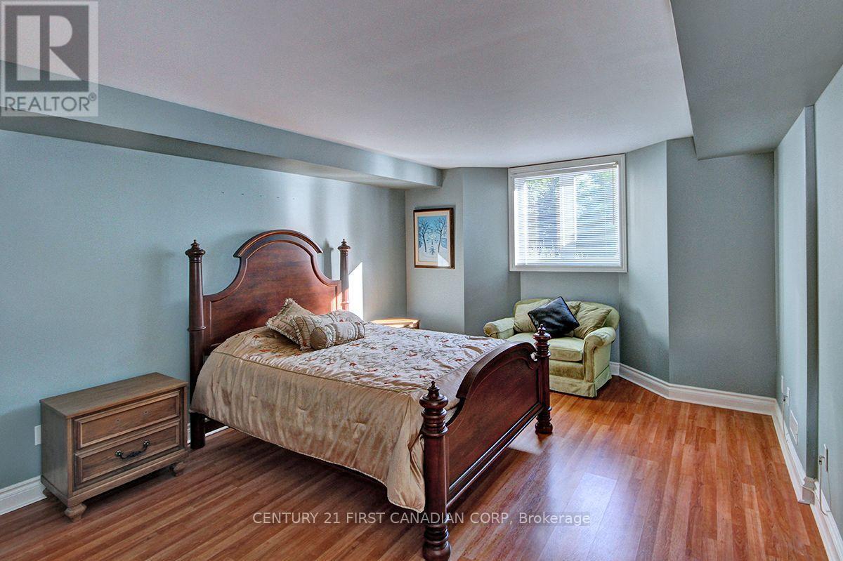 581 Plane Tree Drive, London North (North R), ON - Indoor Photo Showing Bedroom