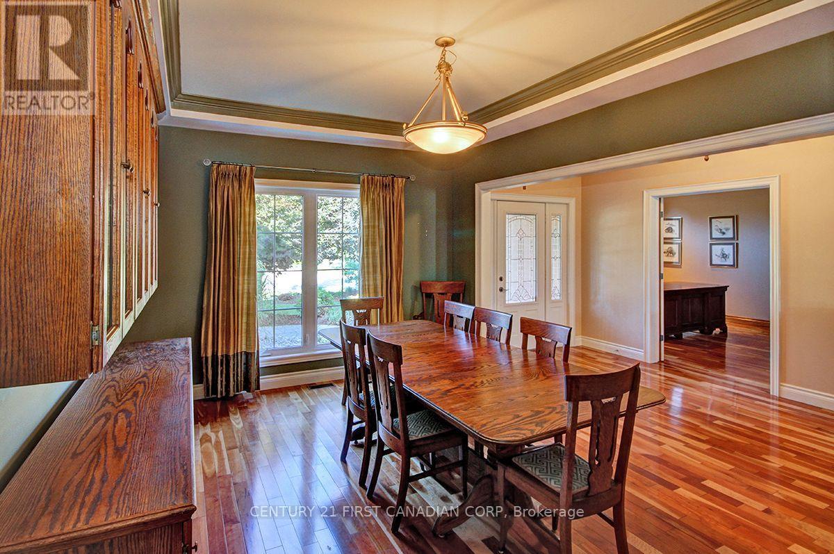 581 Plane Tree Drive, London North (North R), ON - Indoor Photo Showing Dining Room