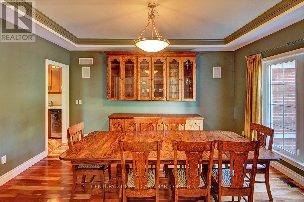 581 Plane Tree Drive, London North (North R), ON - Indoor Photo Showing Dining Room