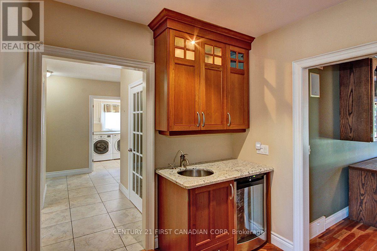 581 Plane Tree Drive, London North (North R), ON - Indoor Photo Showing Laundry Room