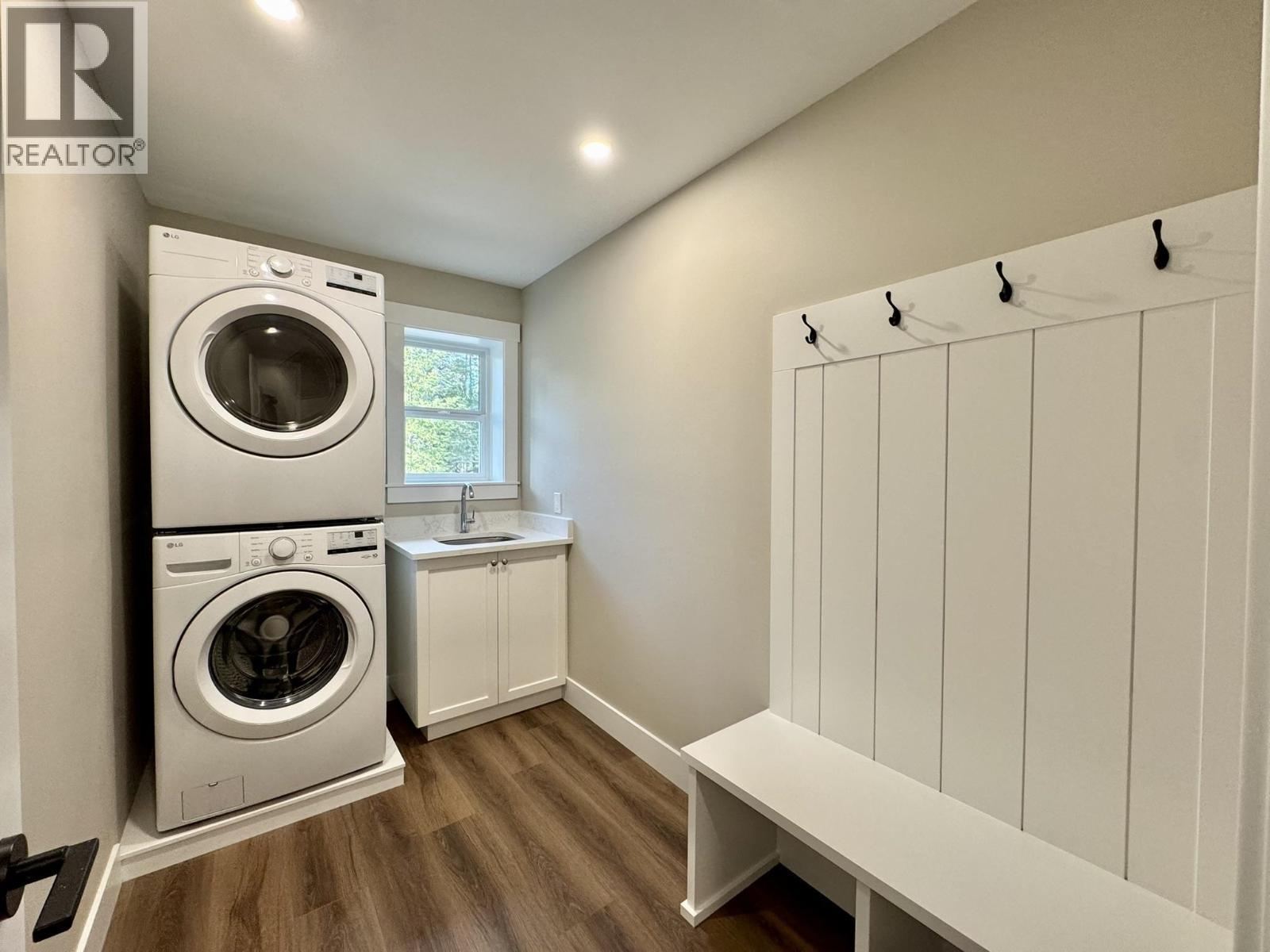 5343 Annaham Crescent, 108 Mile Ranch, BC - Indoor Photo Showing Laundry Room