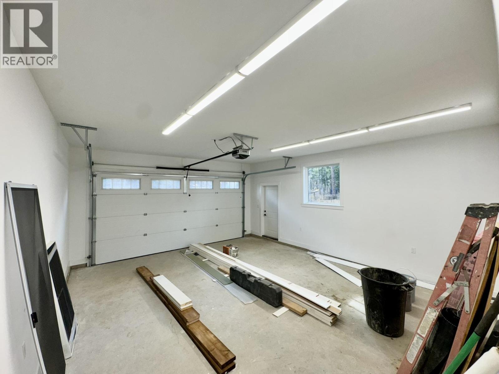 5343 Annaham Crescent, 108 Mile Ranch, BC - Indoor Photo Showing Garage