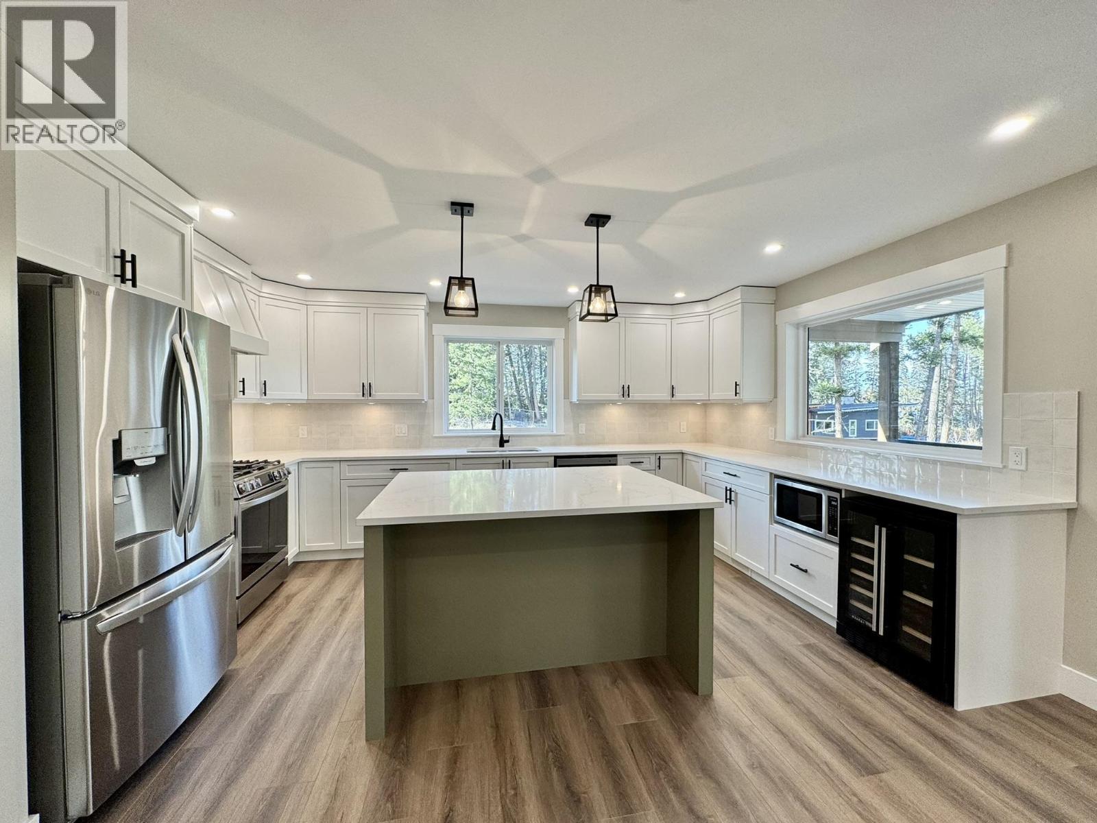 5343 Annaham Crescent, 108 Mile Ranch, BC - Indoor Photo Showing Kitchen With Upgraded Kitchen