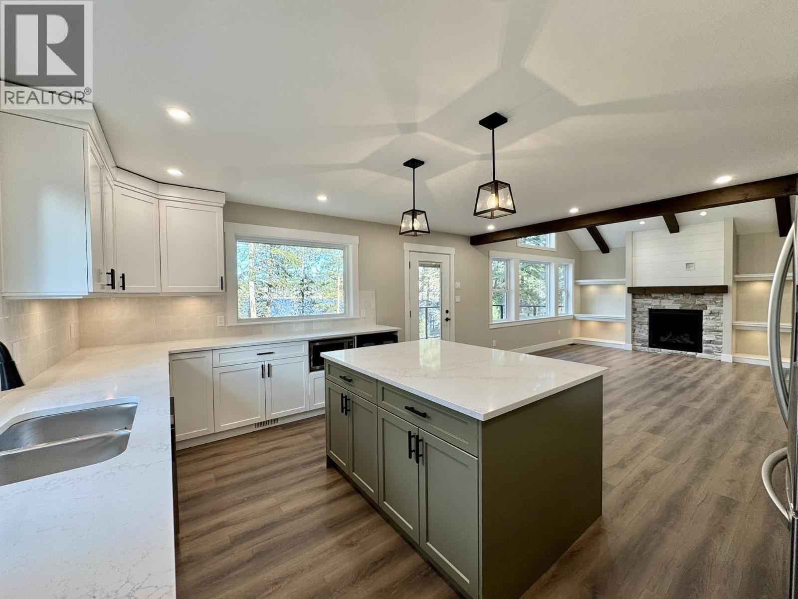 5343 Annaham Crescent, 108 Mile Ranch, BC - Indoor Photo Showing Kitchen