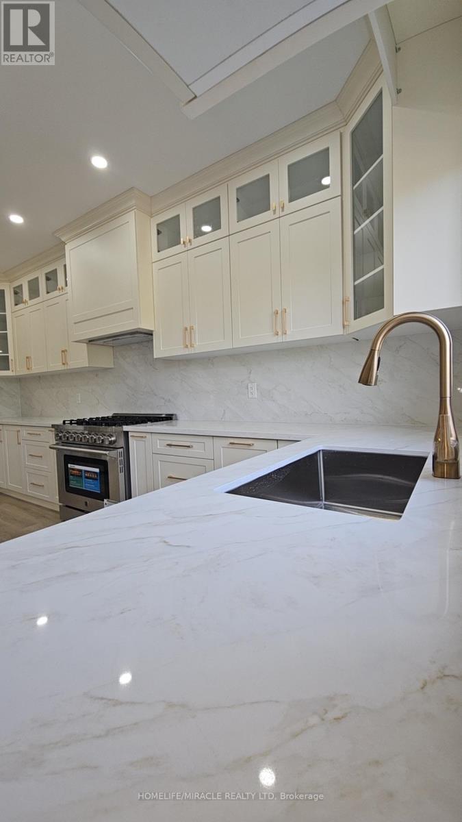 71 Skyvalley Drive, Brampton, ON - Indoor Photo Showing Kitchen