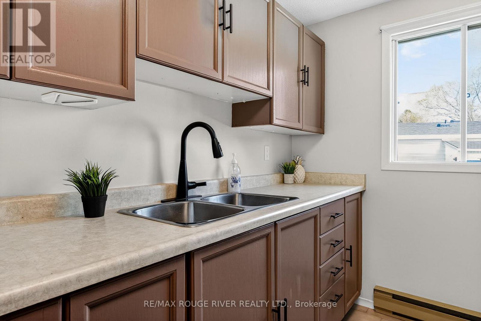 22 Eastbank Road, Clarington (Newcastle), ON - Indoor Photo Showing Kitchen With Double Sink