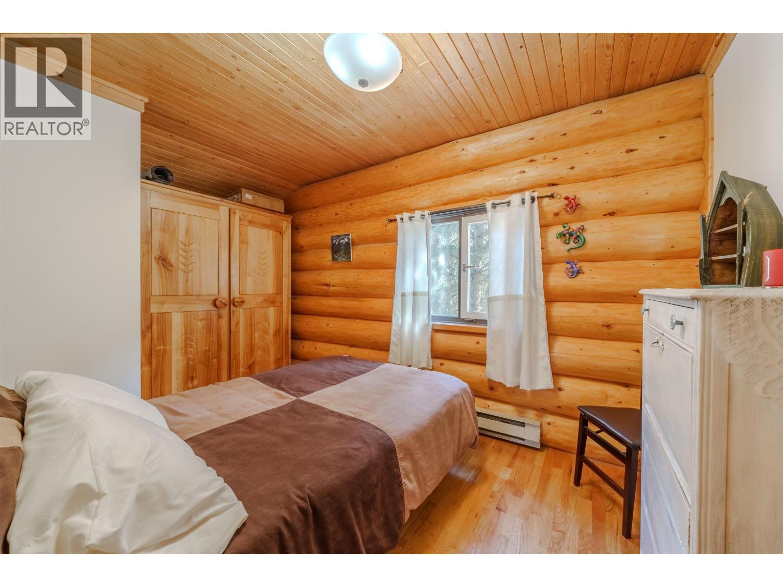 5031 Gloinnzun Drive, 108 Mile Ranch, BC - Indoor Photo Showing Bedroom