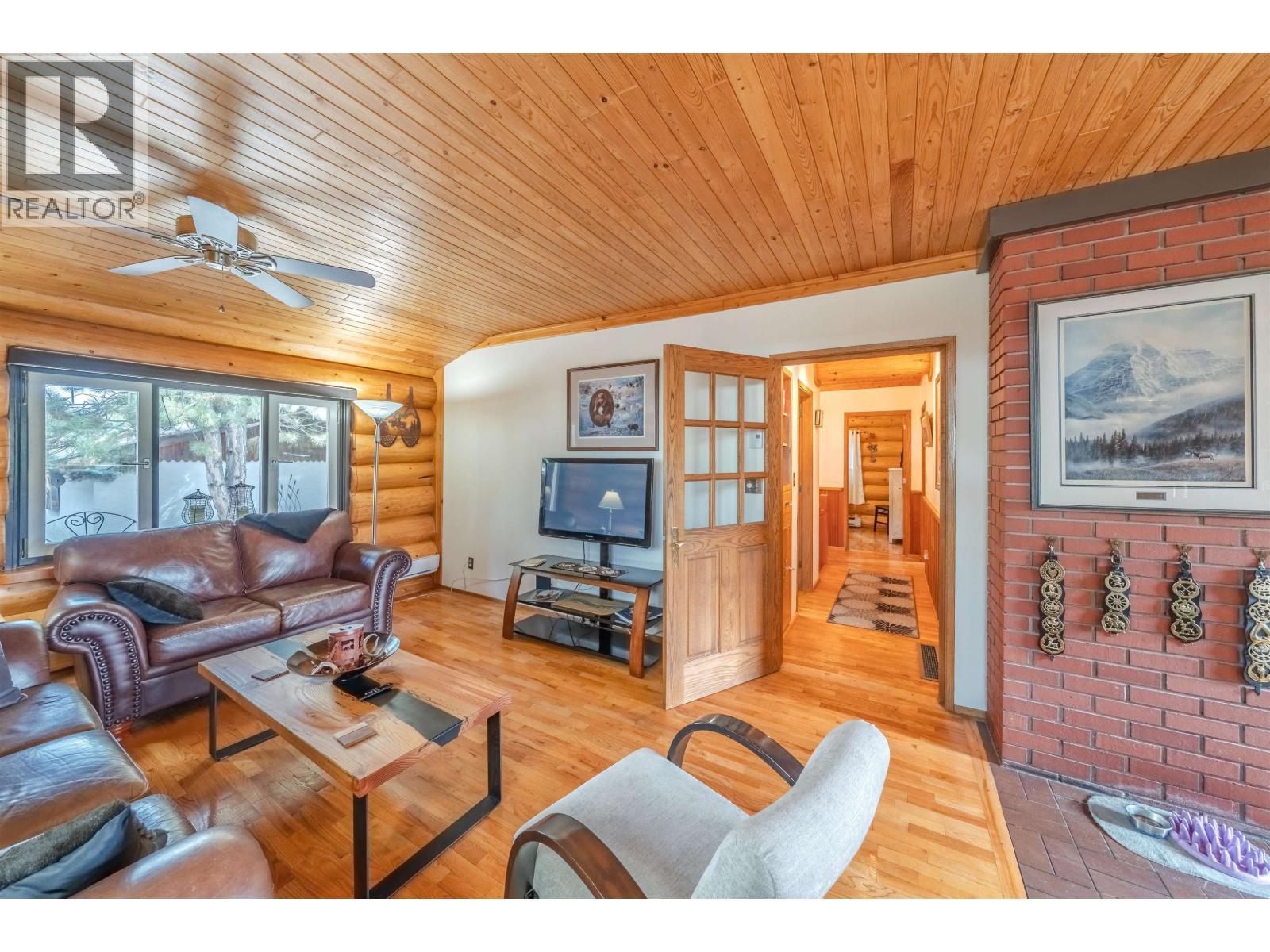 5031 Gloinnzun Drive, 108 Mile Ranch, BC - Indoor Photo Showing Living Room