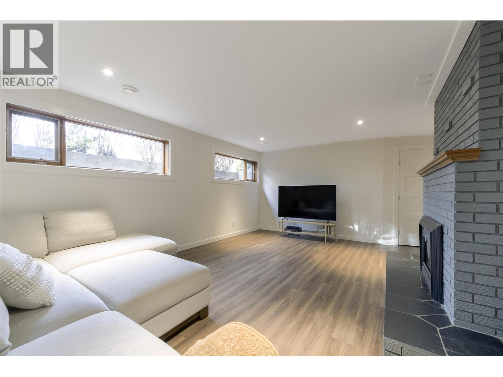 3153 Hall Road, Kelowna, BC - Indoor Photo Showing Living Room