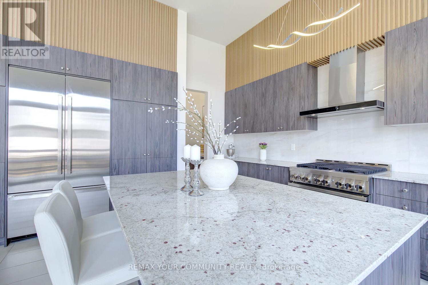 96 Bond Crescent, Richmond Hill, ON - Indoor Photo Showing Kitchen With Upgraded Kitchen
