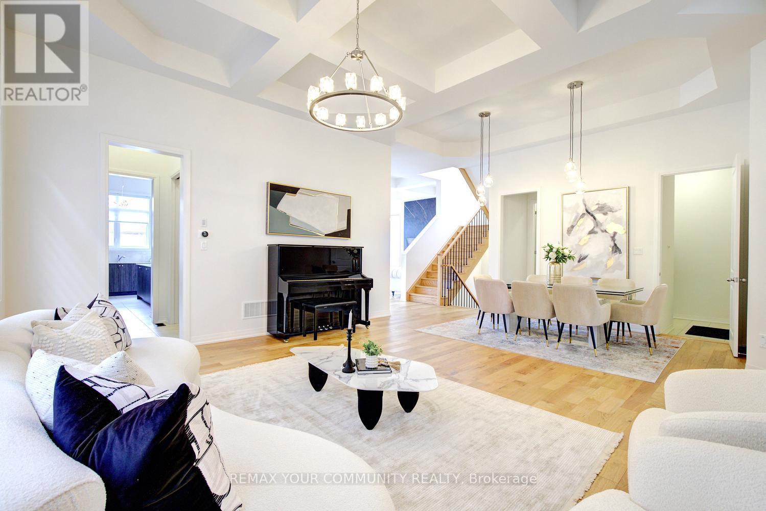 96 Bond Crescent, Richmond Hill, ON - Indoor Photo Showing Living Room