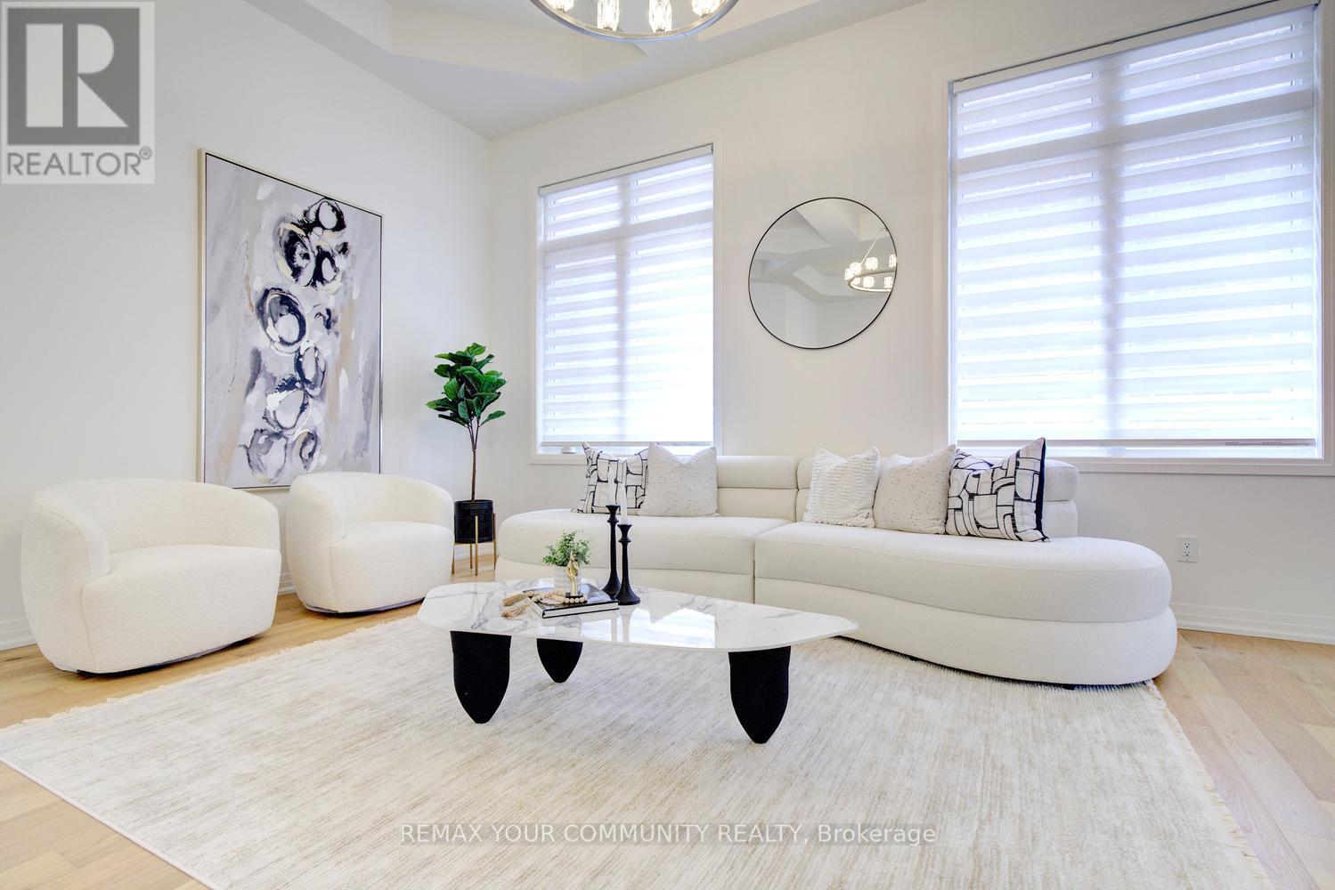 96 Bond Crescent, Richmond Hill, ON - Indoor Photo Showing Living Room