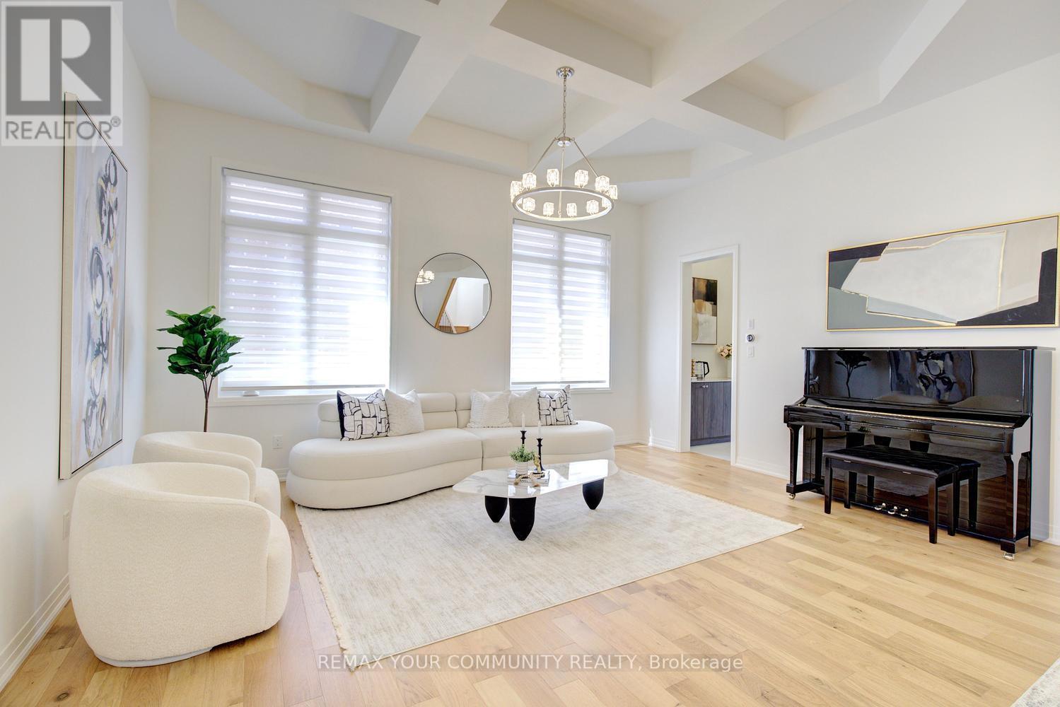 96 Bond Crescent, Richmond Hill, ON - Indoor Photo Showing Living Room