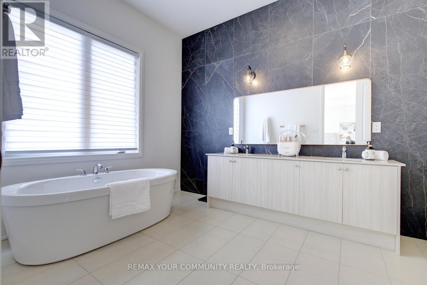 96 Bond Crescent, Richmond Hill, ON - Indoor Photo Showing Bathroom