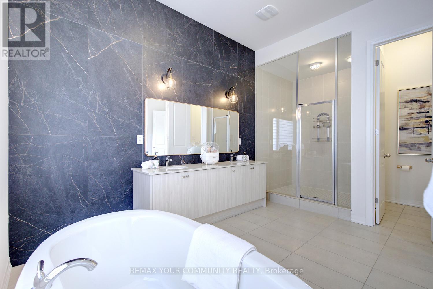 96 Bond Crescent, Richmond Hill, ON - Indoor Photo Showing Bathroom