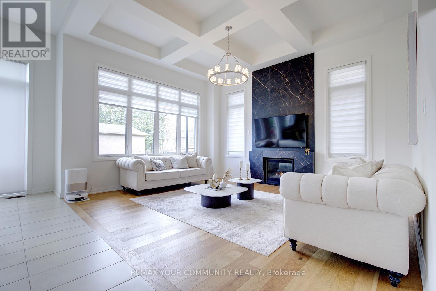 96 Bond Crescent, Richmond Hill, ON - Indoor Photo Showing Living Room