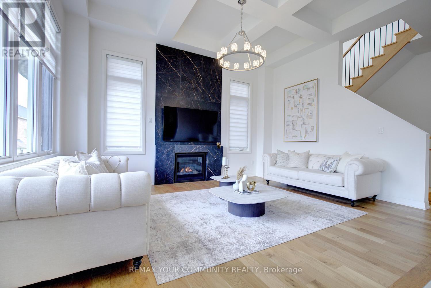 96 Bond Crescent, Richmond Hill, ON - Indoor Photo Showing Living Room With Fireplace