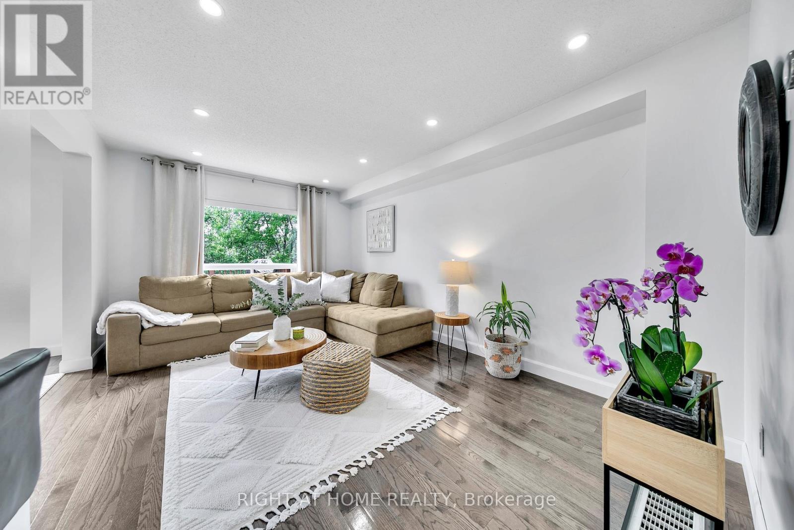77 Milson Crescent, Guelph, ON - Indoor Photo Showing Living Room