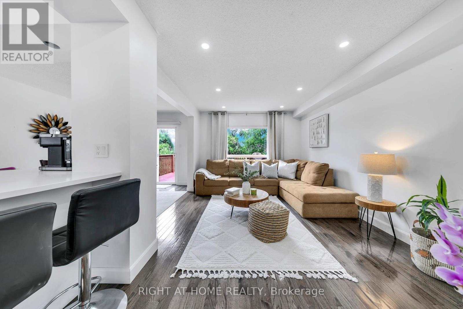 77 Milson Crescent, Guelph, ON - Indoor Photo Showing Living Room